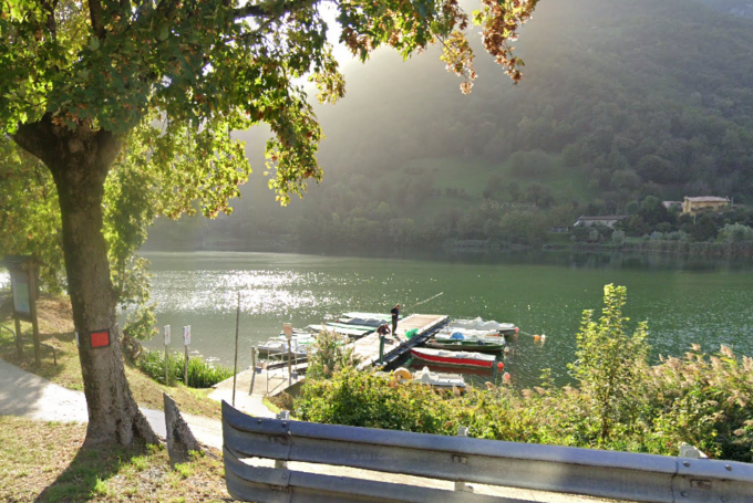 È andato a pesca con il magnete a Ranzanico e ha tirato fuori dal lago una granata