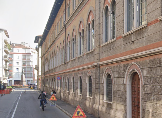 Cadono detriti dal tetto del tribunale a Bergamo, chiuso tratto di marciapiede in via Garibaldi