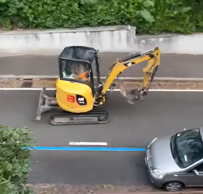 Il video di una ruspa che percorre contromano via Albricci a Bergamo: «Succede spesso»