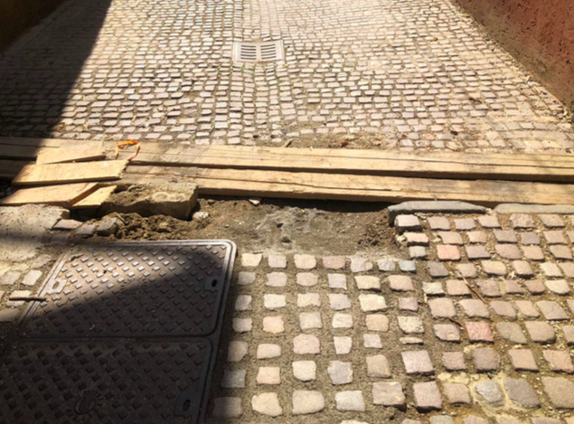 Buche e pietre saltate sulla scaletta della Noca: «L’Amministrazione provvederà?»