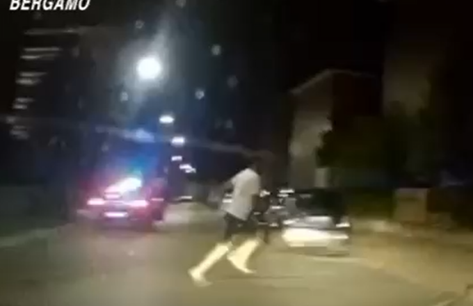 Fugge all’alt, butta la droga dall’auto e scappa: arrestato nel cortile di un condominio