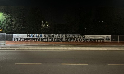 Striscione fuori da Zingonia, i tifosi vogliono «maglia sudata e rispetto»