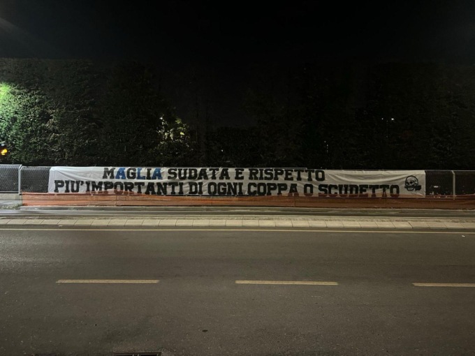 Striscione fuori da Zingonia, i tifosi vogliono «maglia sudata e rispetto»