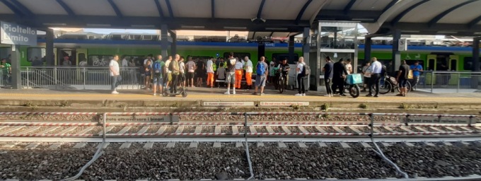 Giovane bergamasco preso a pugni sul treno: gli hanno staccato una falange con un morso