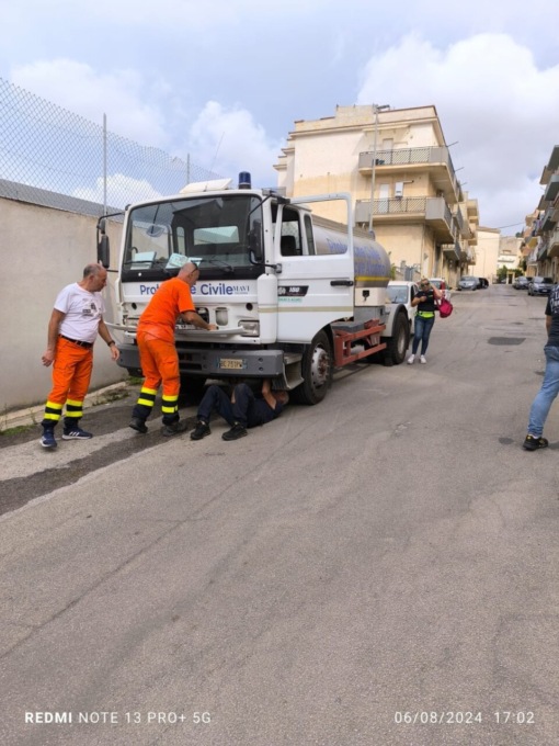 Da Lovere in Sicilia per gli incendi. E con la siccità portano anche l’acqua nei paesi
