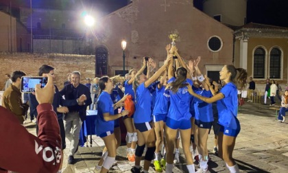 Le ragazze del Cus Bergamo vincono a Venezia: prime nella pallavolo internazionale