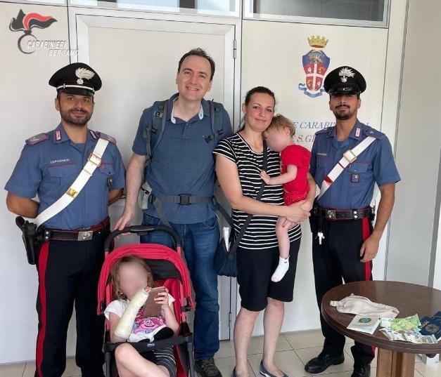 Avevano perso il marsupio con 500 euro e i documenti di viaggio a Leolandia: restituiti dai carabinieri
