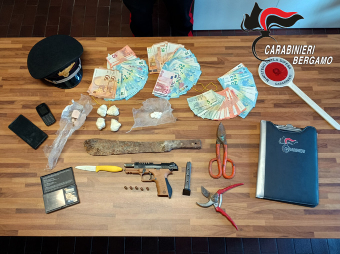 Blitz nei boschetti della droga a Villa di Serio e Nembro, pusher sorpresi dentro una grotta