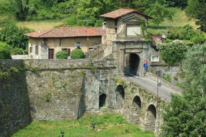 Ztl a Bergamo, presto attive le telecamere in via San Lorenzo e (notturne) in Pignolo alta