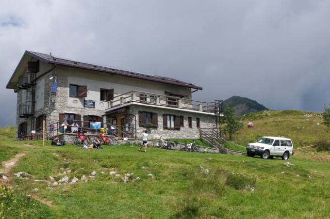 Che sia la meta o il punto di partenza, il rifugio Gherardi è sempre stupendo