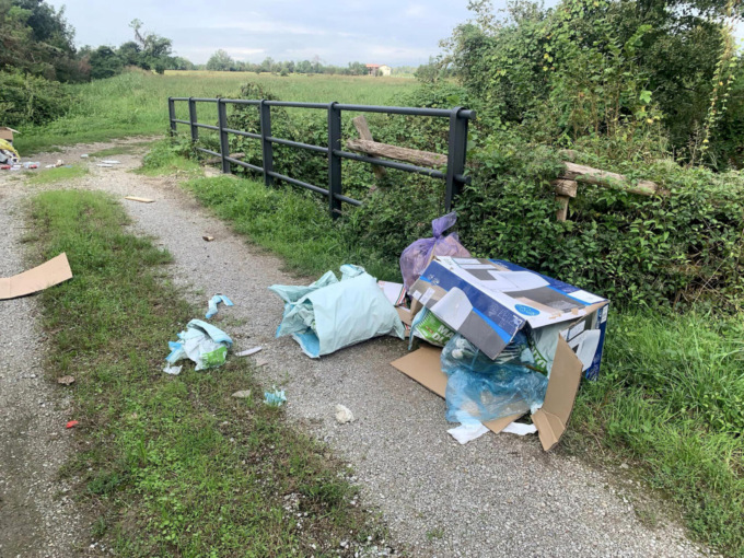 Abbandono di rifiuti in un’area verde di Casirate, il sindaco: «Gli autori la pagheranno»