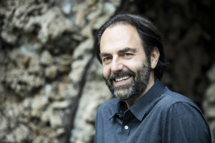 Lo spettacolo di Neri Marcorè in musica apre la stagione 2024-25 del Teatro Nuovo di Treviglio