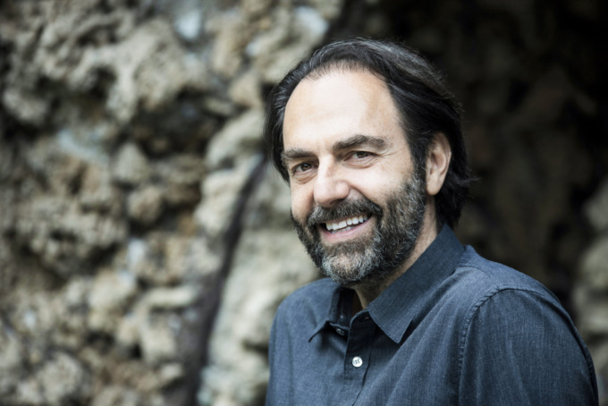 Lo spettacolo di Neri Marcorè in musica apre la stagione 2024-25 del Teatro Nuovo di Treviglio