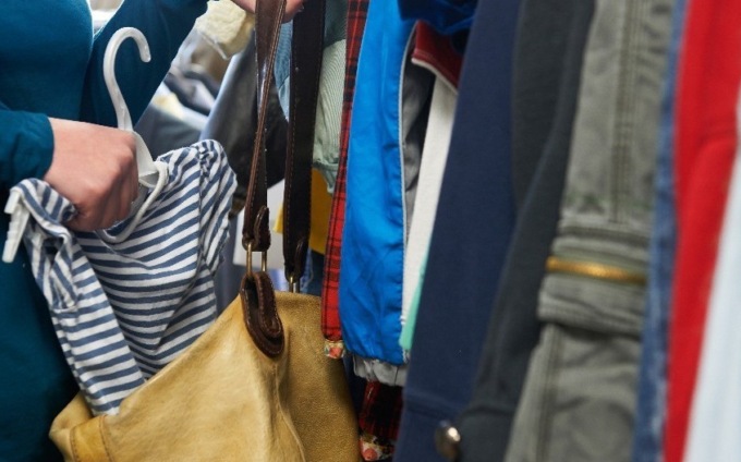 Indossa otto polo Lacoste per rubarle dall’Ipercoop di Treviglio: nell’interrogatorio ha chiesto scusa