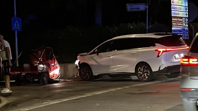 Apecar si scontra con un’auto a Gandino, gravi due ragazzi