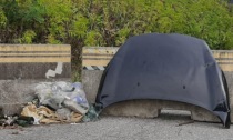 Ancora rifiuti abbandonati in strada a Pontida, a segnalarli la referente Plastic Free di Lecco