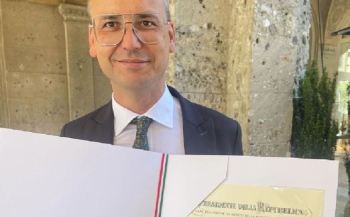 Cantante rock, medico di base e ora Cavaliere (per la sua abnegazione durante il Covid)