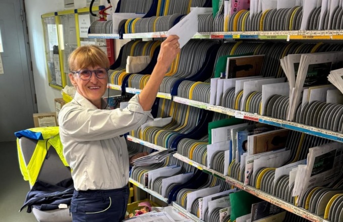Lettere e sorrisi, dopo 36 anni di servizio va in pensione la portalettere della Val Gandino