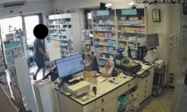 Piccoli furti in farmacia a Morengo: i titolari "sbattono" i responsabili (con volto oscurato) sui social