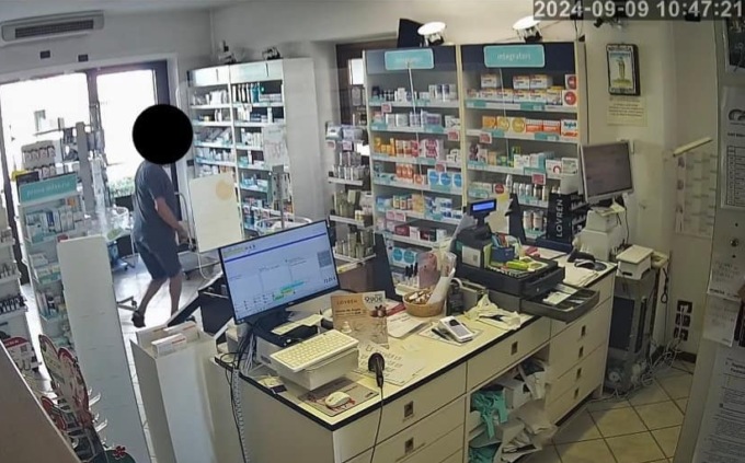 Piccoli furti in farmacia a Morengo: i titolari “sbattono” i responsabili (con volto oscurato) sui social