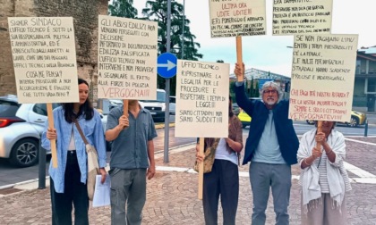 Il sit-in di protesta di Valeria davanti al Comune di Gorle contro un sistema kafkiano