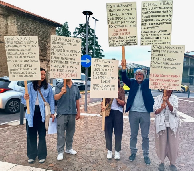 Il sit-in di protesta di Valeria davanti al Comune di Gorle contro un sistema kafkiano