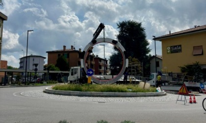 Un grande cerchio d'amore in ricordo di Chiara: ecco ad Alzano la scultura "Amorèvita"