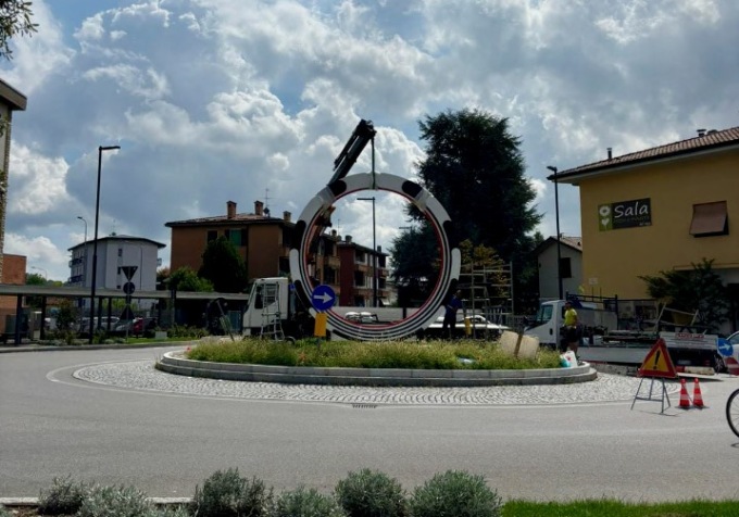Un grande cerchio d’amore in ricordo di Chiara: ecco ad Alzano la scultura “Amorèvita”