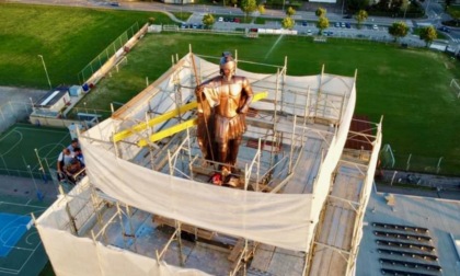 Sul campanile di Treviolo arriva il nuovo grande San Giorgio, che non teme i fulmini