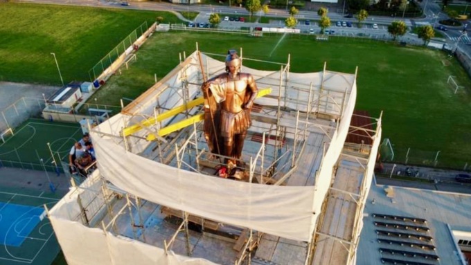 Sul campanile di Treviolo arriva il nuovo grande San Giorgio, che non teme i fulmini