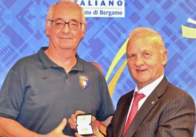Quelle domeniche in campo ad arbitrare, per trent’anni: premiato l’azzanese Mangili