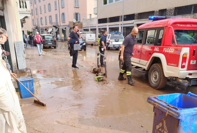 Bergamo allagata, continuano le operazioni di pulizia. Sacchi di sabbia contro la pioggia