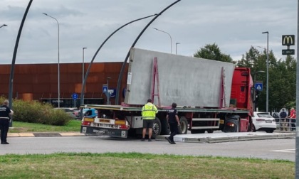 Tir perde una lastra di cemento di oltre 100 quintali a Treviglio: strada chiusa tre ore