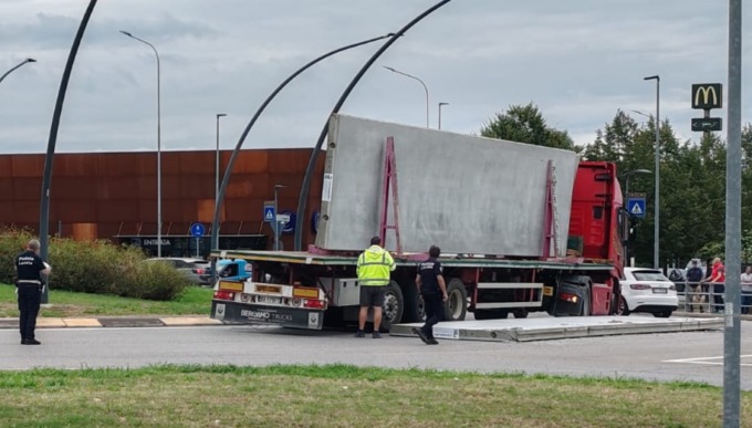 Tir perde una lastra di cemento di oltre 100 quintali a Treviglio: strada chiusa tre ore