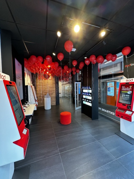 Inaugurato l’Iliad Store in via XX Settembre a Bergamo con brindisi, musica e palloncini