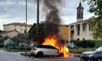 Auto va a fuoco vicino alle scuole medie di Terno d'Isola