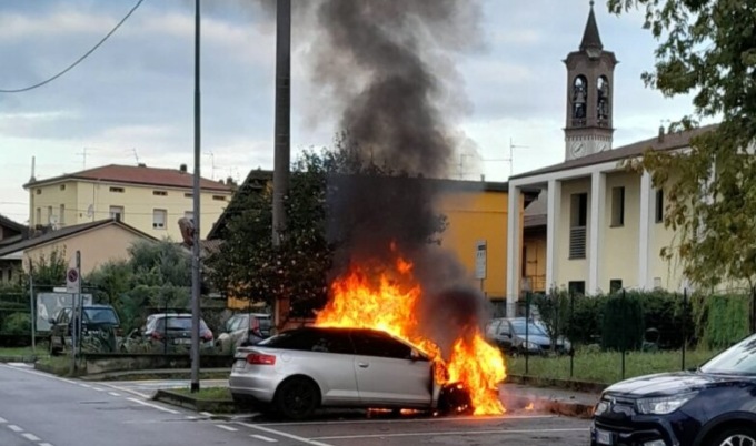 Auto va a fuoco vicino alle scuole medie di Terno d’Isola