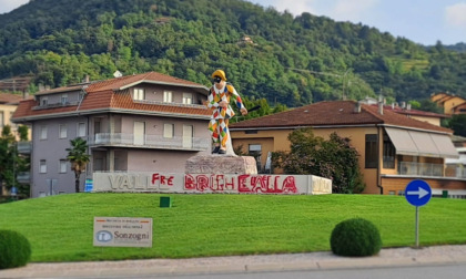 Imbrattata la statua di Arlecchino a Villa d'Almè: «Free Brighella» al posto di Valle Brembana