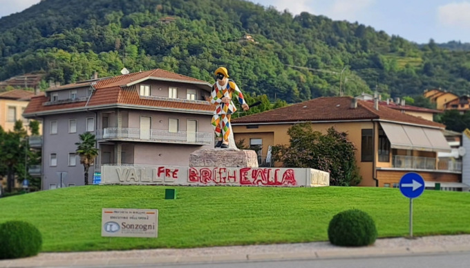 Imbrattata la statua di Arlecchino a Villa d’Almè: «Free Brighella» al posto di Valle Brembana