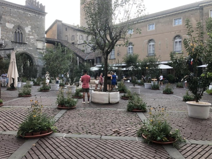 Il 3 settembre la presentazione di Piazza Vecchia verde (a Parigi). Ma c’è già chi la critica