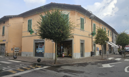 Coda infinita fuori dalla farmacia a Castel Rozzone per assicurarsi il medico, monta la protesta