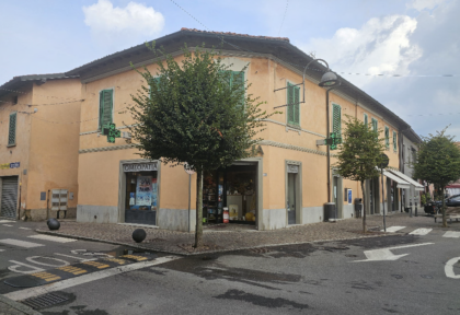 Coda infinita fuori dalla farmacia a Castel Rozzone per assicurarsi il medico, monta la protesta