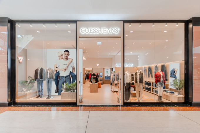 Guess Jeans taglia il nastro a Oriocenter: Bergamo al centro del (suo) mondo