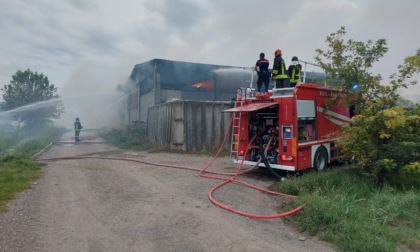 In fiamme un'azienda agricola di Treviglio: colonna di fumo nero sulla Bassa, nessun ferito