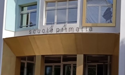 Sparito dopo i lavori il nome di Antonio Locatelli dalla primaria di Cologno: «Persona controversa»