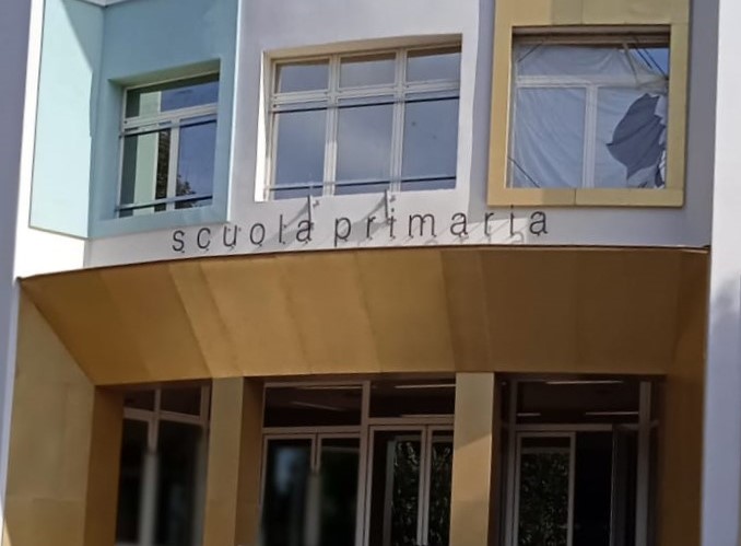 Sparito dopo i lavori il nome di Antonio Locatelli dalla primaria di Cologno: «Persona controversa»