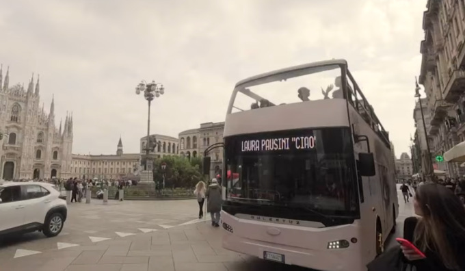 C’è un po’ di Bergamo nel nuovo singolo di Laura Pausini: il bus che lo presenta è della Zani Viaggi