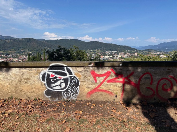 Mura imbrattate in zona Porta San Lorenzo: «In bella vista, rischio di emulazioni future»