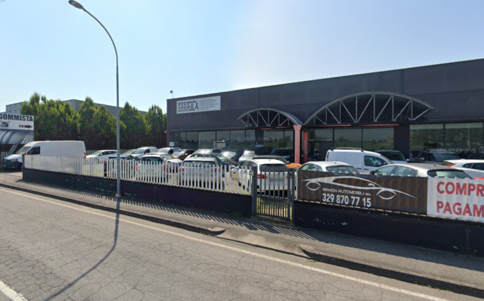 Incendio in un’officina a Barbata: sei auto e diversi pneumatici distrutti nella notte