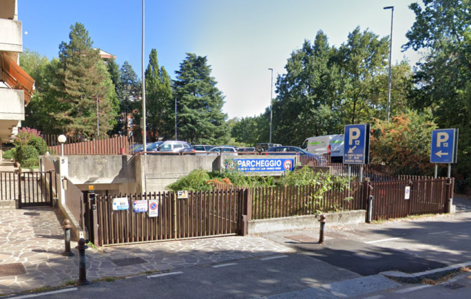 Dopo l’alluvione mancano posti auto in via Tremana: «Si usi il parcheggio chiuso da anni»